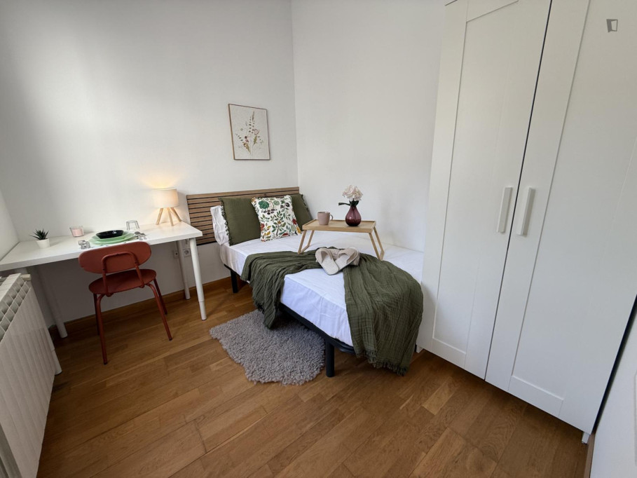 Neat double bedroom near Gran Vía metro station - Madrid - chambre - ImmoJeune
