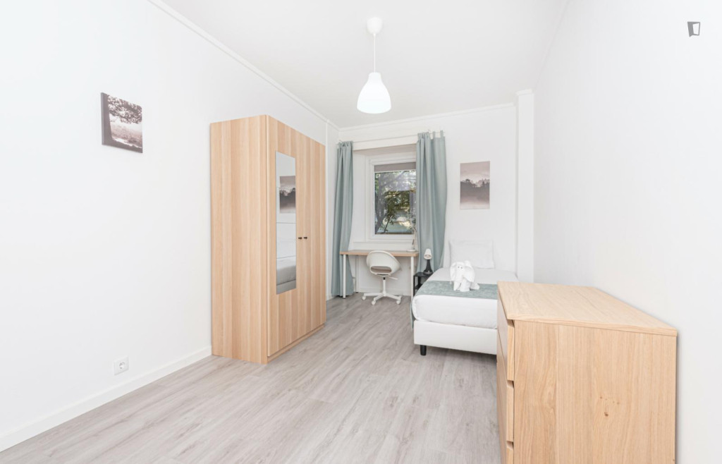 Big single bedroom near the Campo Pequeno metro - Lisbonne - chambre - ImmoJeune