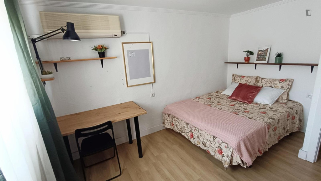 Spacious and bright room in 2-story house with rooftop - Séville - chambre - ImmoJeune