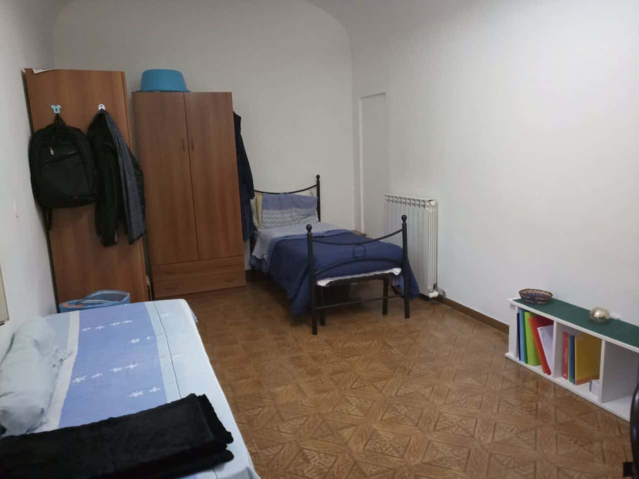 Room in Via Cammeo Carlo Salomone, Pisa for 80 m² with 3 bedrooms