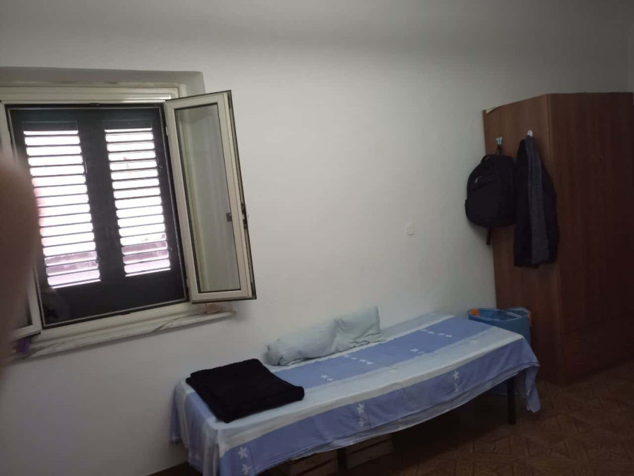 Room in Via Cammeo Carlo Salomone, Pisa for 80 m² with 3 bedrooms