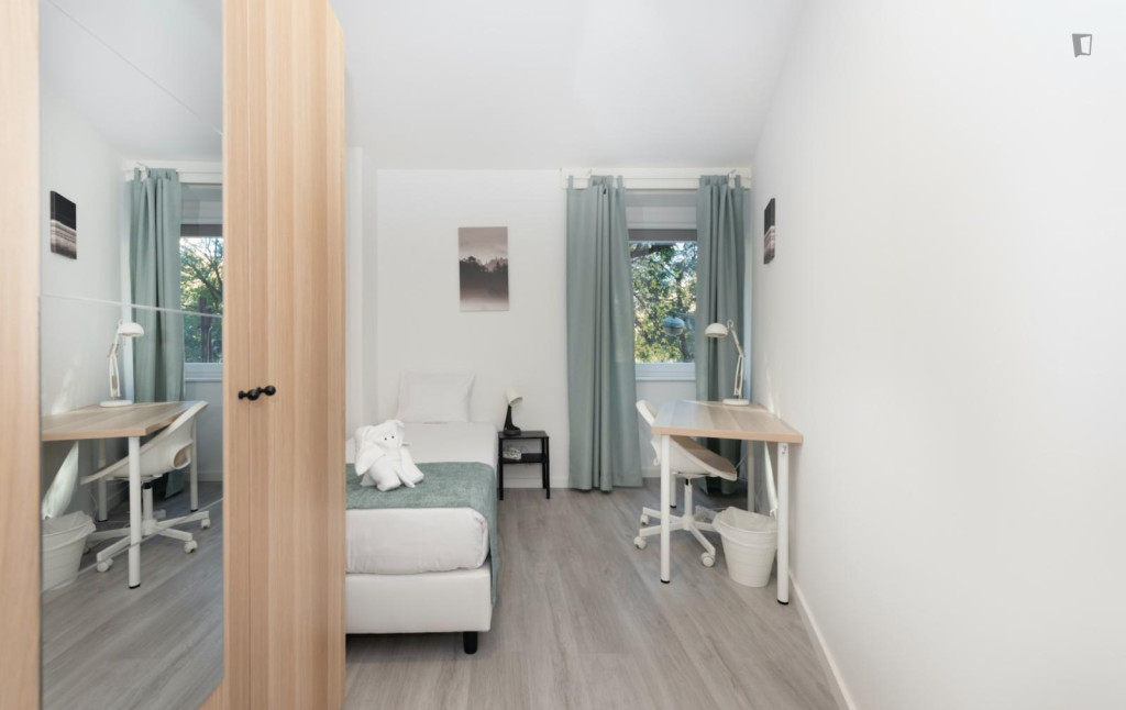 Pleasant single bedroom near Faculdade de Ciências Sociais e Humanas  - Lisbonne - chambre - ImmoJeune