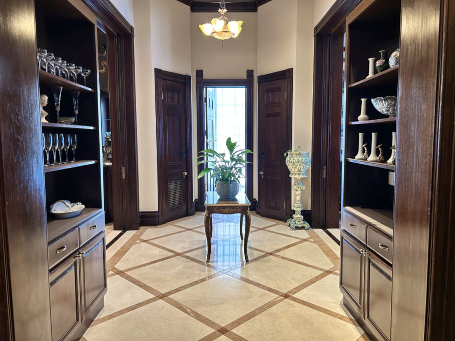 Elegant Coliving Mansion in Cathedral Hill Near Iconic San Francisco Sights