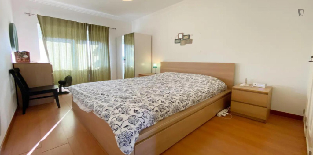Tempting 1 Bedroom Apartment with a balcony close to Paço de Arcos Train Station - Lisbonne - chambre - ImmoJeune