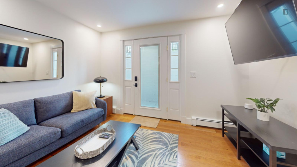 MON36 Bright 1 bedroom apartment in North Cambridge