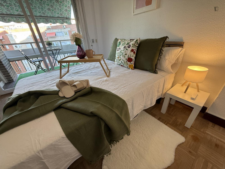Appealing double bedroom with a balcony, in Estrella - Madrid - chambre - ImmoJeune