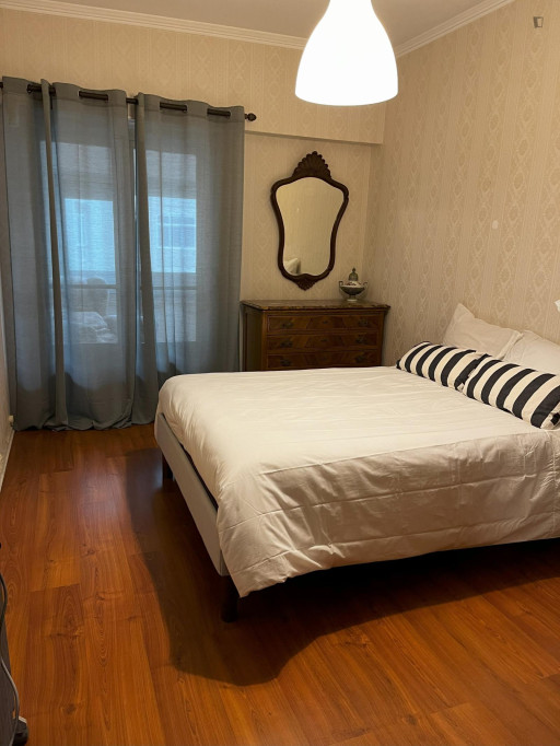 Bright Double Bedroom in 4 bedroom apartment in Benfica - Lisbonne - chambre - ImmoJeune