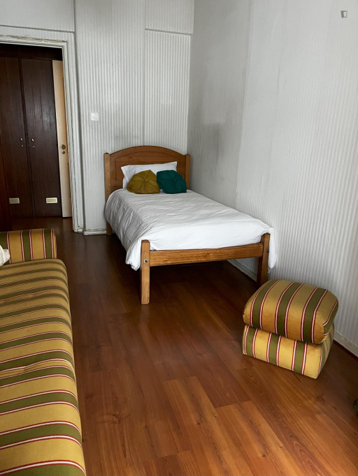 Confy single bedroom in a 4 bedroom apartment in Benfica - Lisbonne - chambre - ImmoJeune