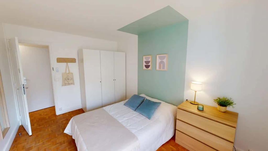 Room in Rue Claude Decaen, Paris for 101 m² with 5 bedrooms