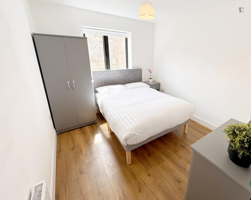 Pleasant double ensuite bedroom in Mallow Road