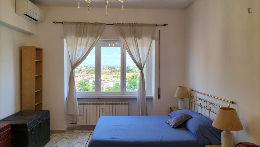 Double bedroom, with private bathroom, in 2-bedroom apartment - Rome - chambre - ImmoJeune
