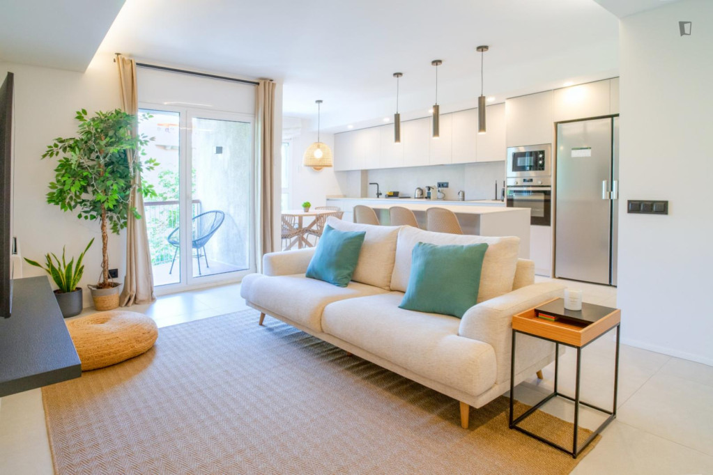 Double bedroom, with balcony, in 4-bedroom apartment