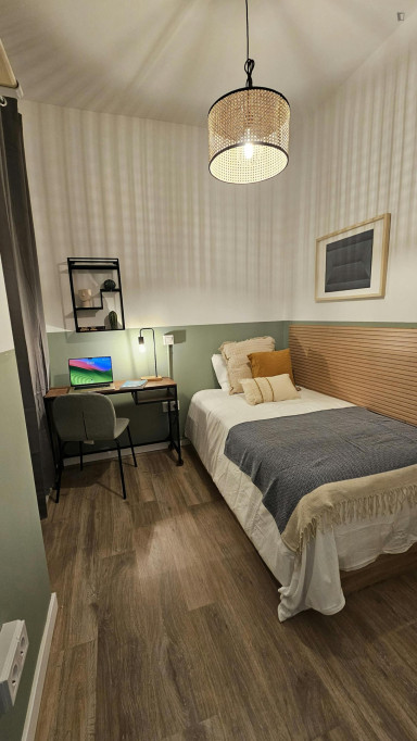 Single bedroom in a student flat, in Vila de Gràcia