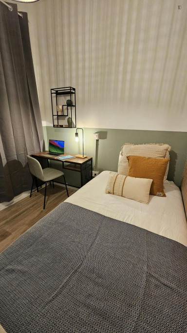 Single bedroom in a student flat, in Vila de Gràcia