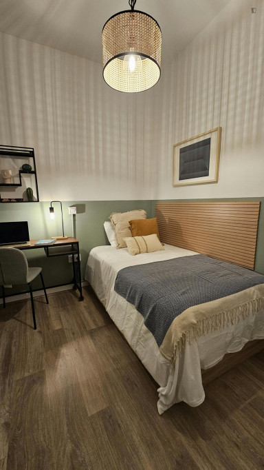 Single bedroom in a student flat, in Vila de Gràcia