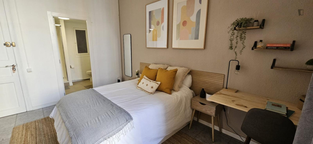Spacious double bedroom near Diagonal metro station