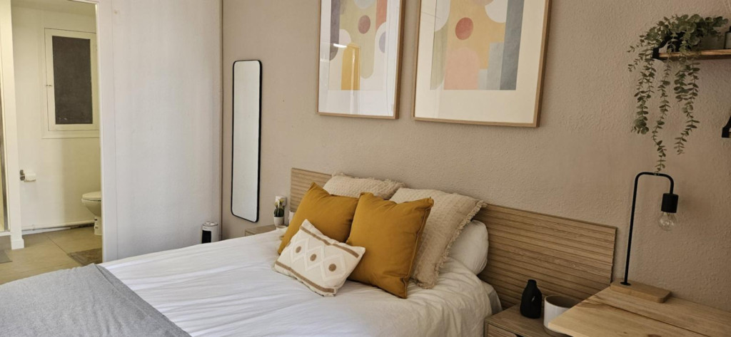 Spacious double bedroom near Diagonal metro station