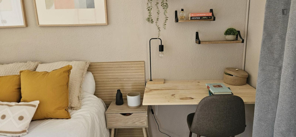 Spacious double bedroom near Diagonal metro station