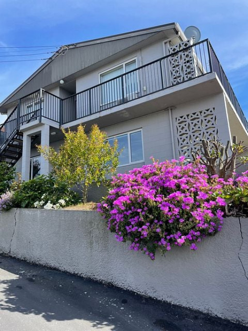 Harbour Views & Modern Comfort, Sun-Filled Pad