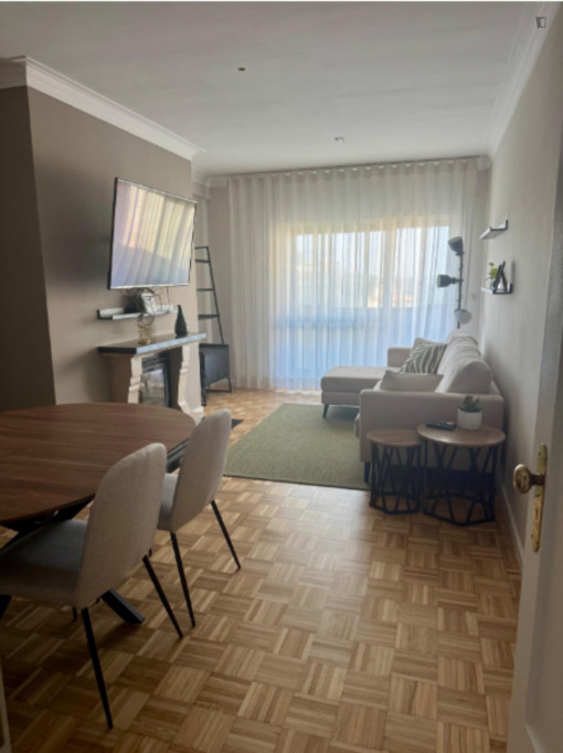 Fascinating 1 Bedroom Apartment plus Office close to Senhor de Matosinhos Metro - Matosinhos - chambre - ImmoJeune