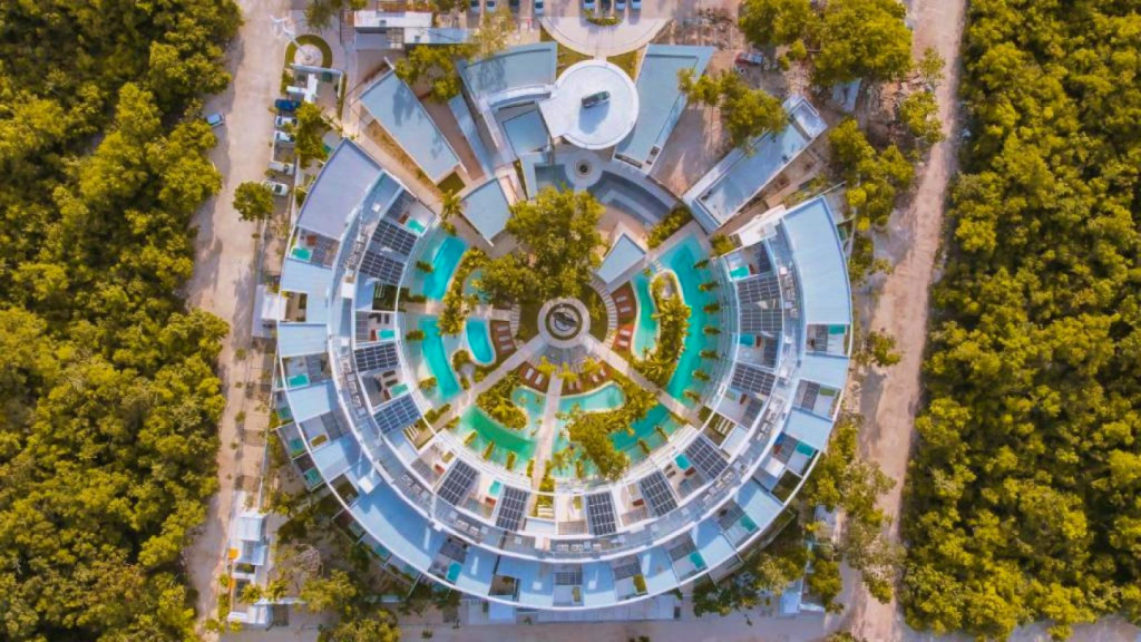 Luxury Stunning Coliving w/ Pool + Gym 10 minutes away from Tulum Beach