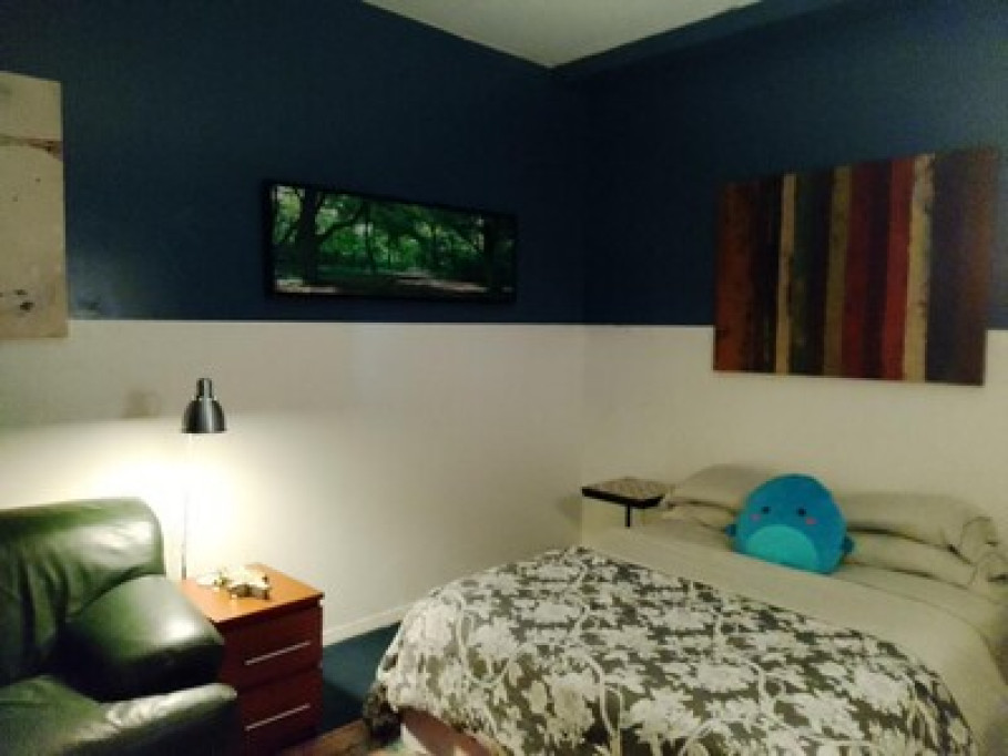 Huge Bedroom in Quiet/Relaxed Home