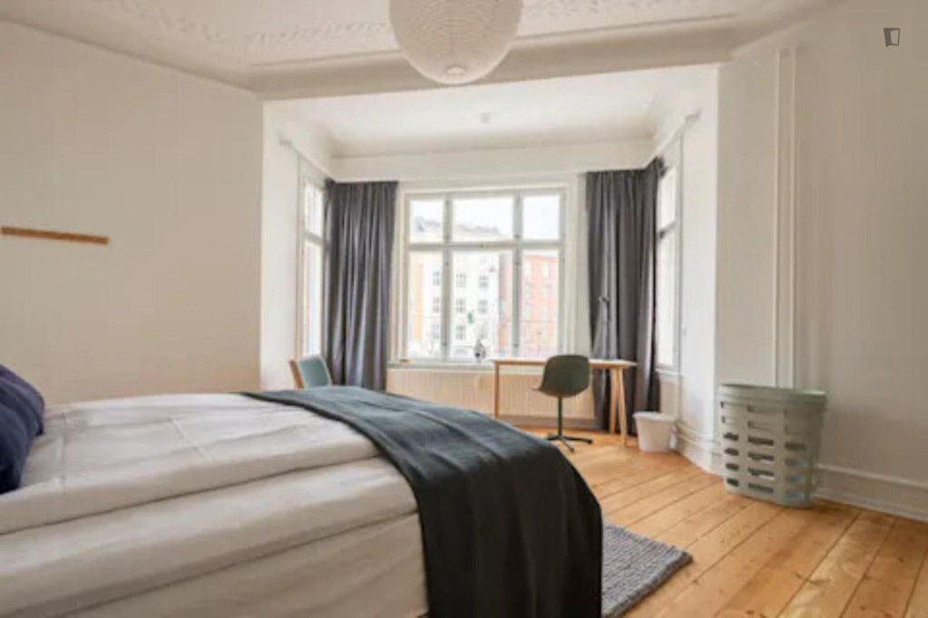 Ample double bedroom in Frederiksberg C