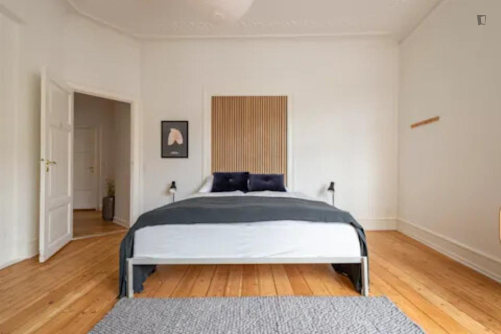Ample double bedroom in Frederiksberg C