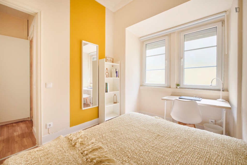 Modern single bedroom with ensuite bathroom in Marquês de Pombal