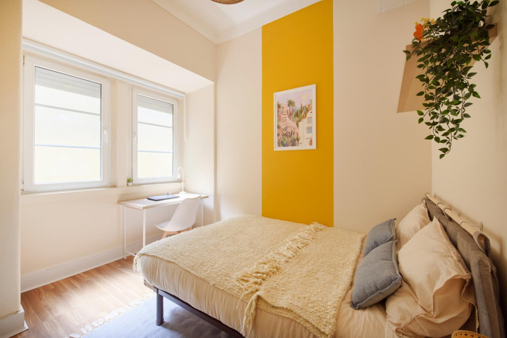 Modern single bedroom with ensuite bathroom in Marquês de Pombal