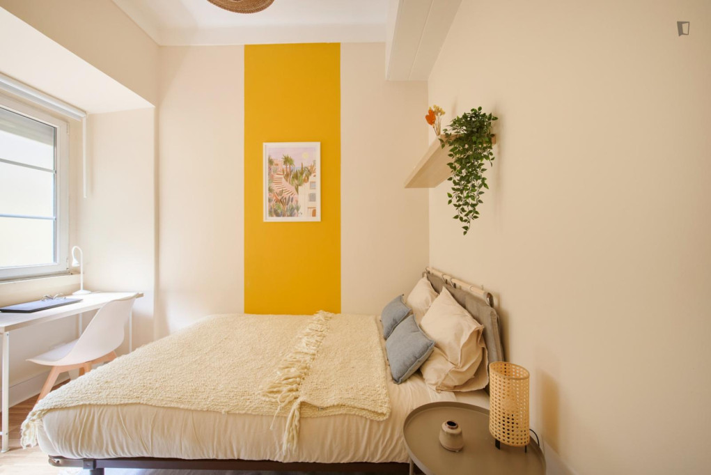 Modern single bedroom with ensuite bathroom in Marquês de Pombal