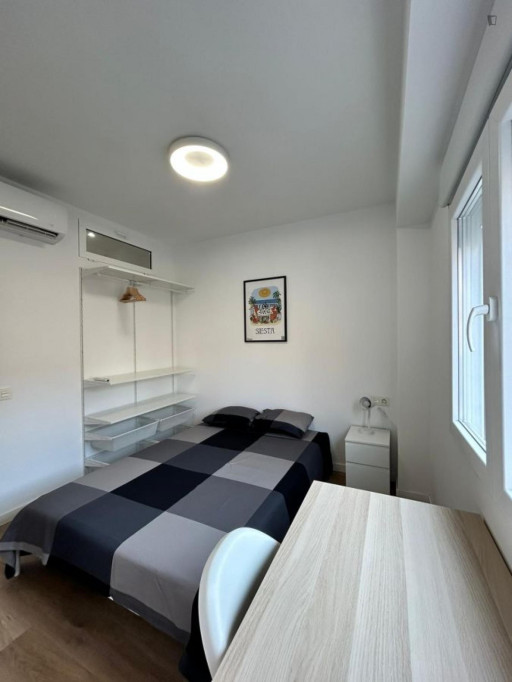 Bright double bedroom near the Àngel Guimerà metro - Valence - chambre - ImmoJeune
