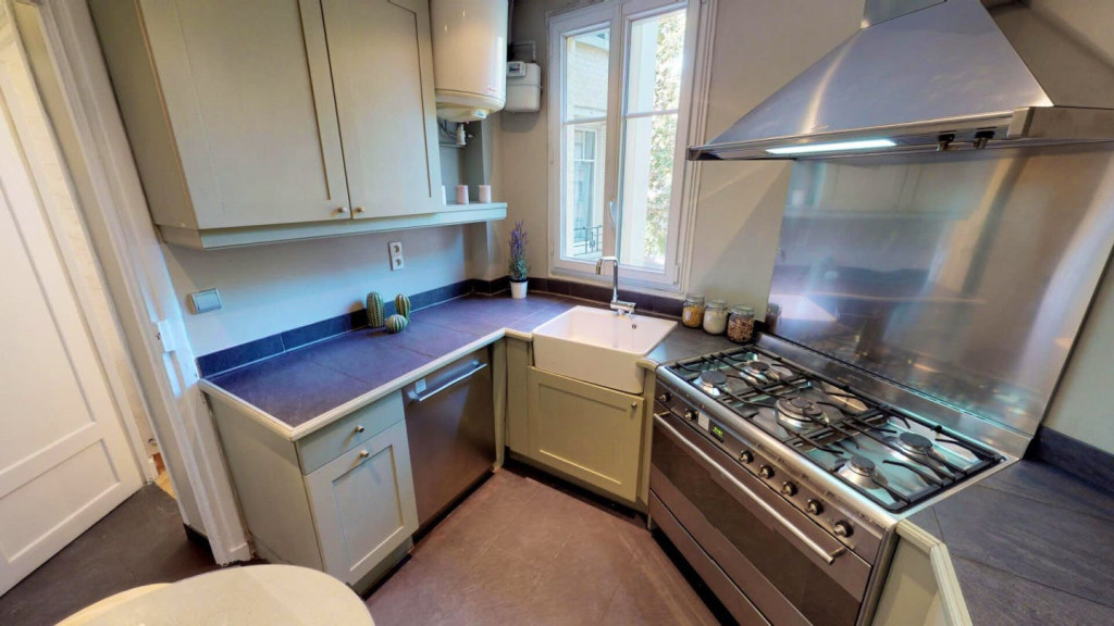 Spacious Chic Apt. 1 block away from Algerian Cultural Centre in Paris