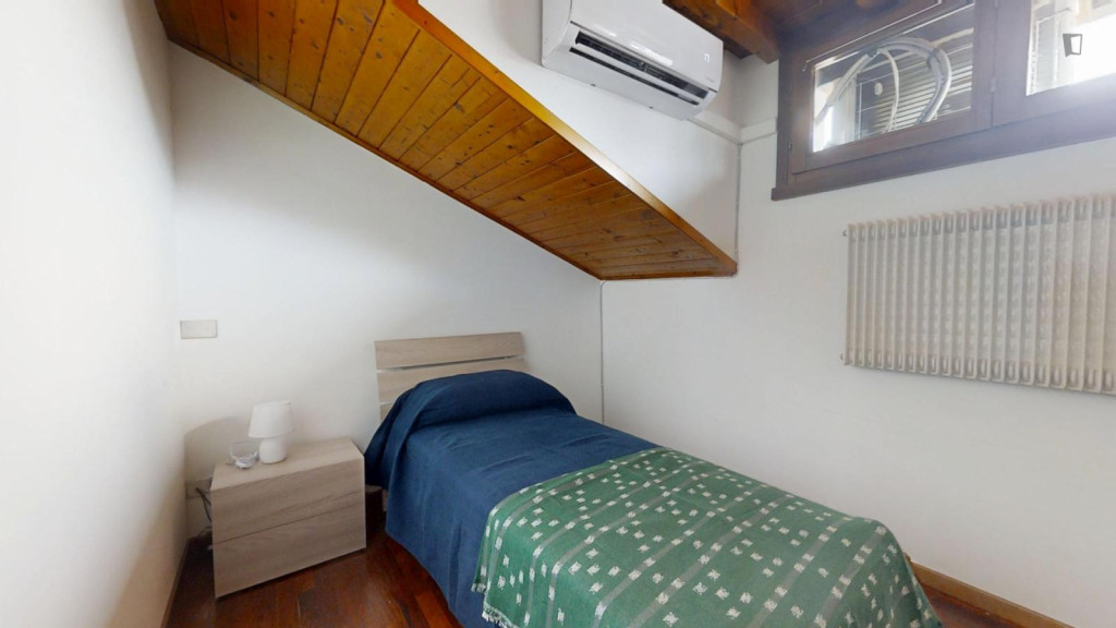 Single bedroom in 3-bedroom apartment