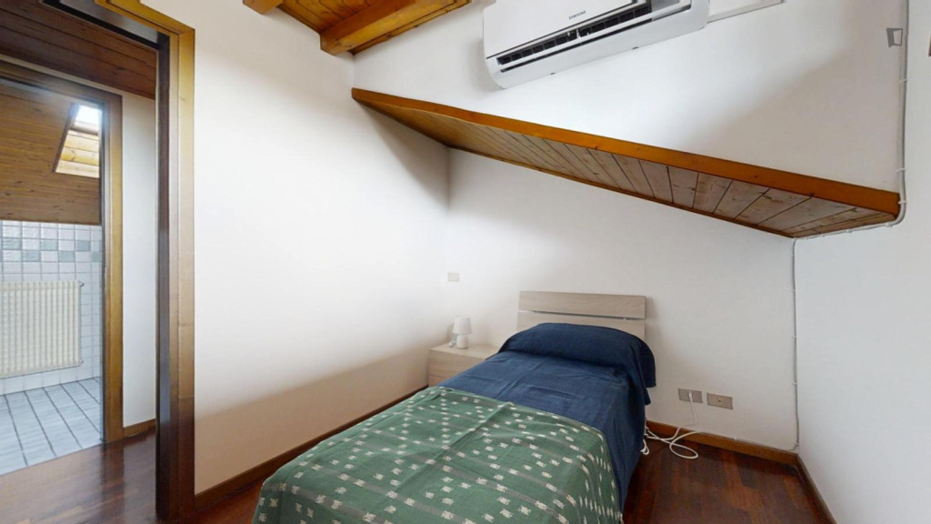 Single bedroom in 3-bedroom apartment