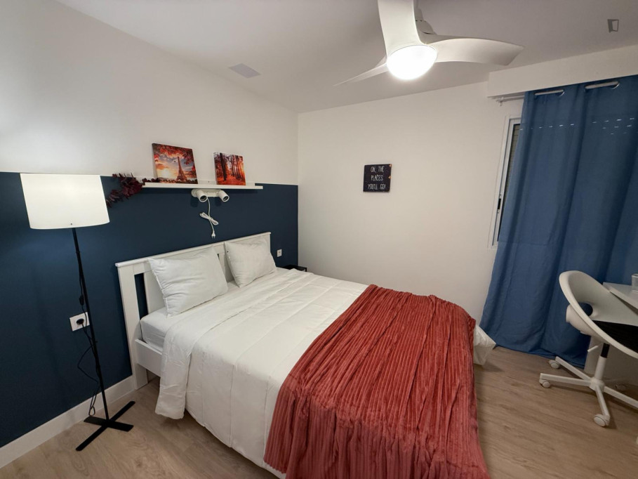Comfy double bedroom in Carolines Baixes - Alicante - chambre - ImmoJeune