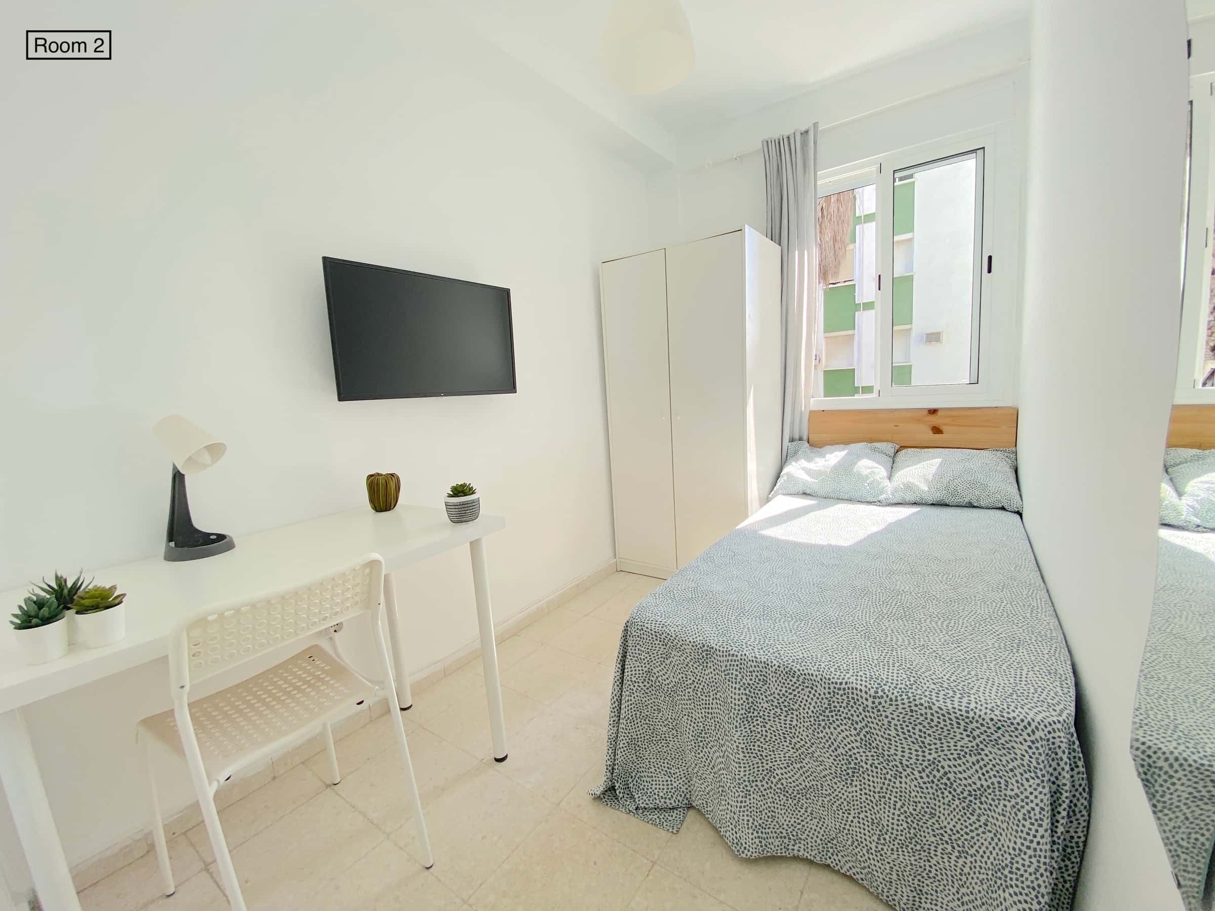 Sunny room near center with WIFI and TV for students