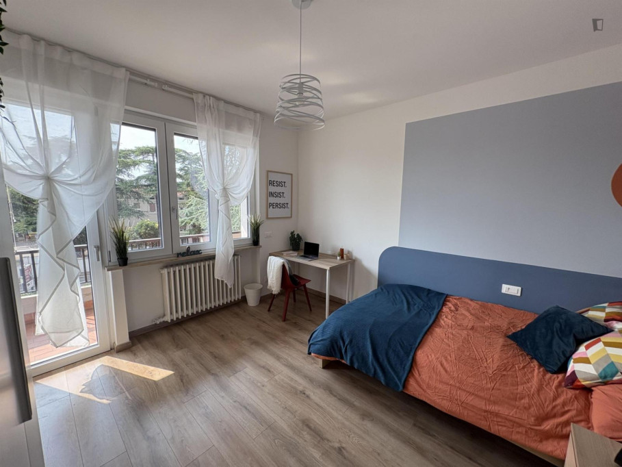 Brilliant double bedroom with a balcony, in Borgo Trento - Verona - chambre - ImmoJeune