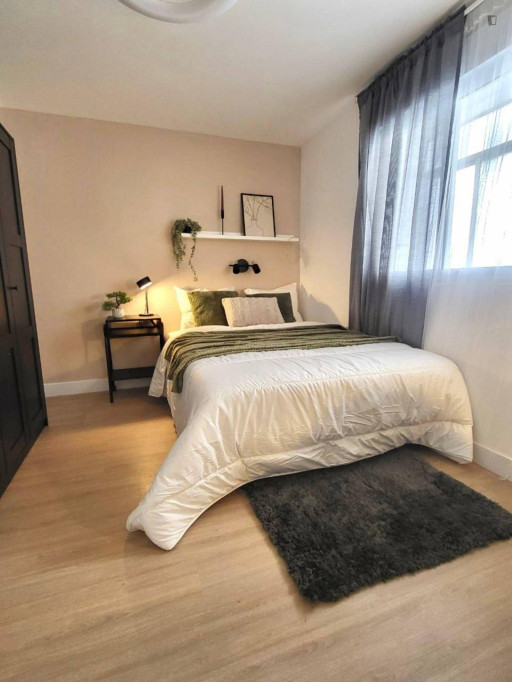 Welcoming double bedroom near the Sant Vicent Centre train station - Alicante - chambre - ImmoJeune