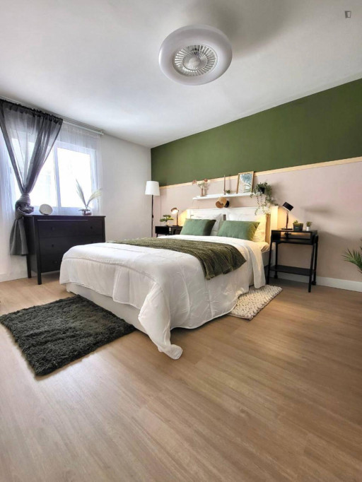 Bright double bedroom near the Sant Vicent Centre train station  - Alicante - chambre - ImmoJeune