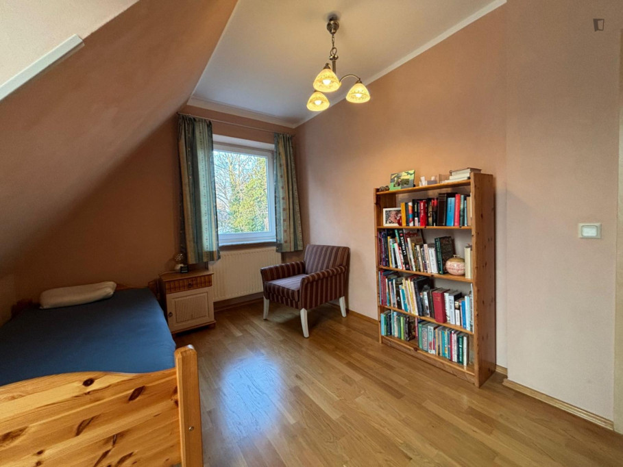 Single bedroom, with private bathroom, in 4-bedroom house