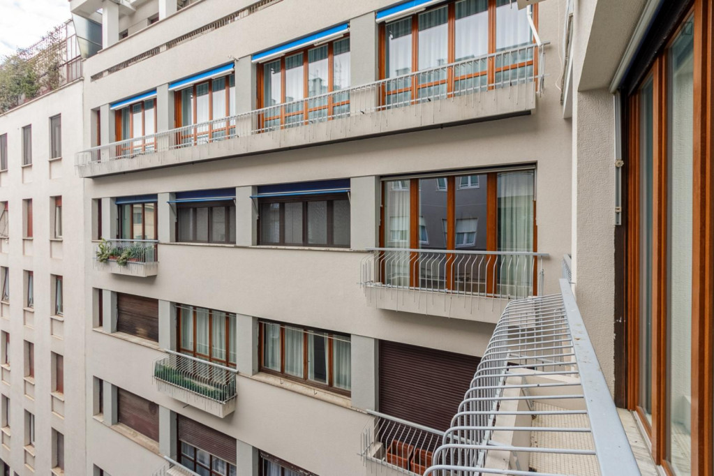 Uberto Visconti Di Modrone a, Luxury 1 Br Apartment 