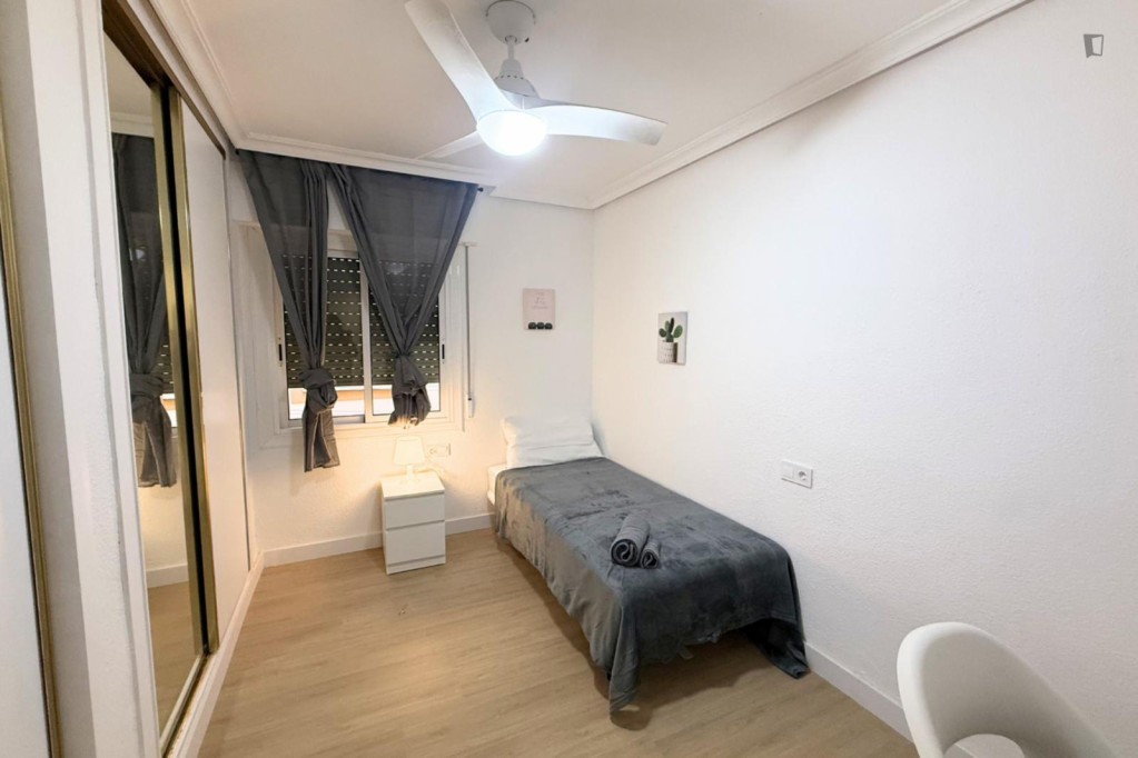 Pleasant single bedroom in shared flat in Asis - Alicante - chambre - ImmoJeune