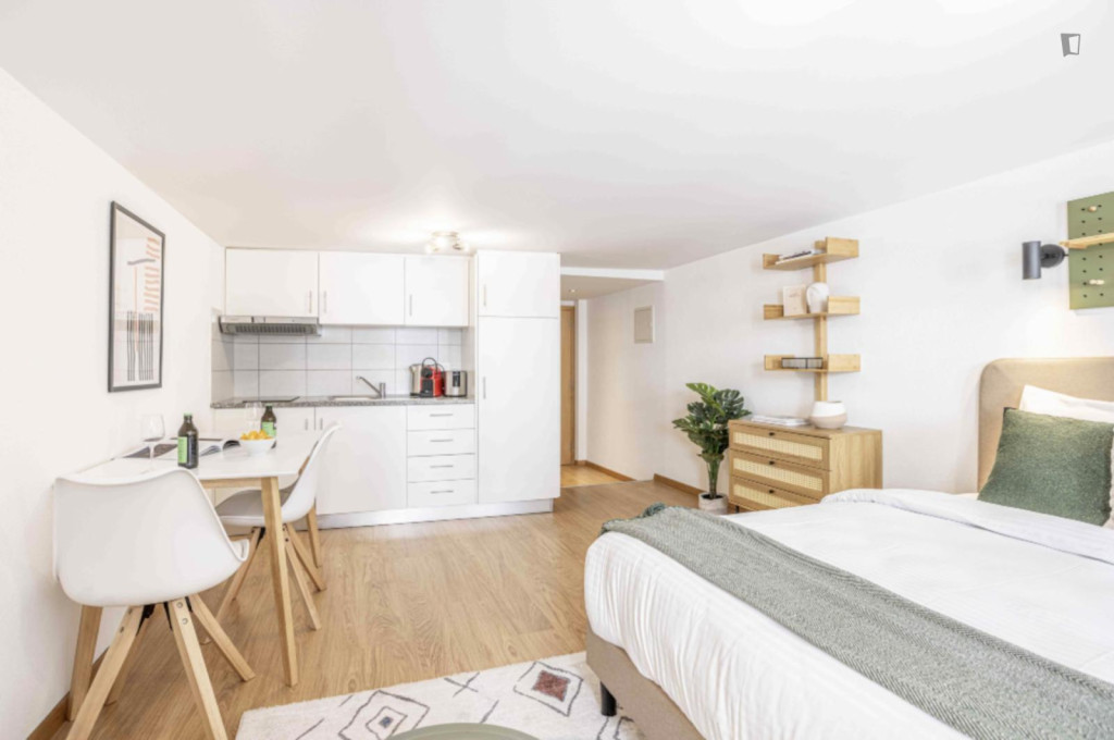 HH, Swiss, Geneva, Saint-Laurent 33-35, n211