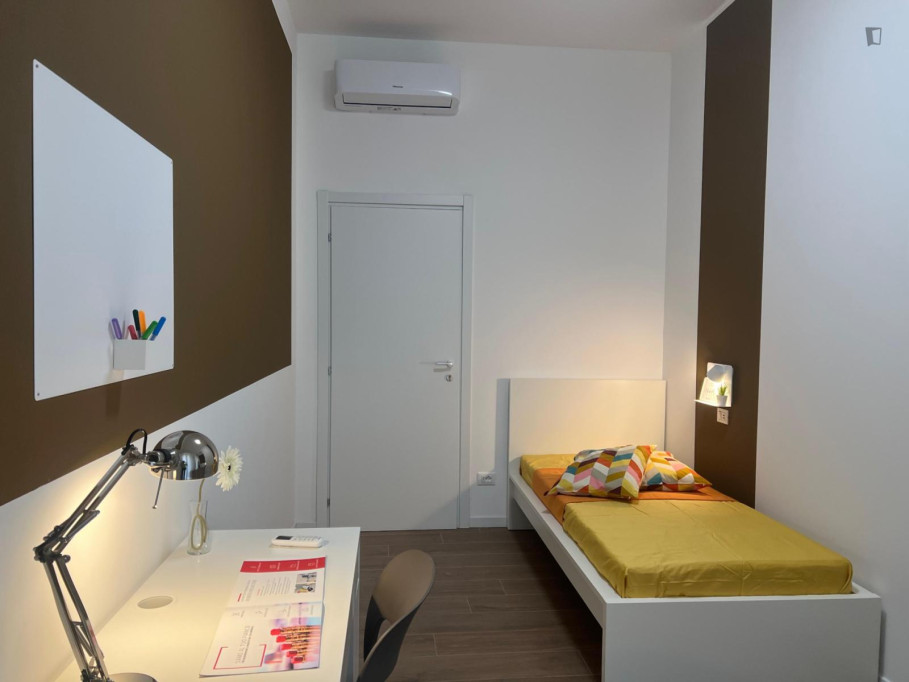 Comfy single bedroom with a balcony, in Quadrononno