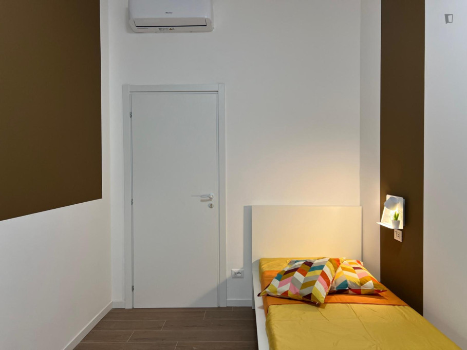 Comfy single bedroom with a balcony, in Quadrononno