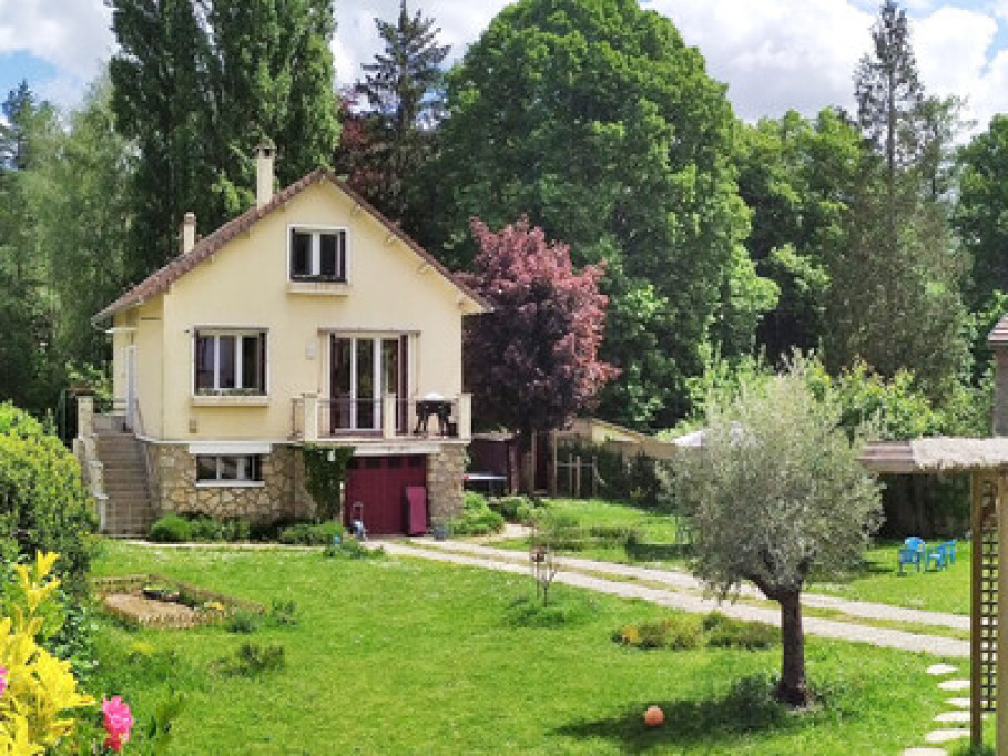 House near Paris with a teacher