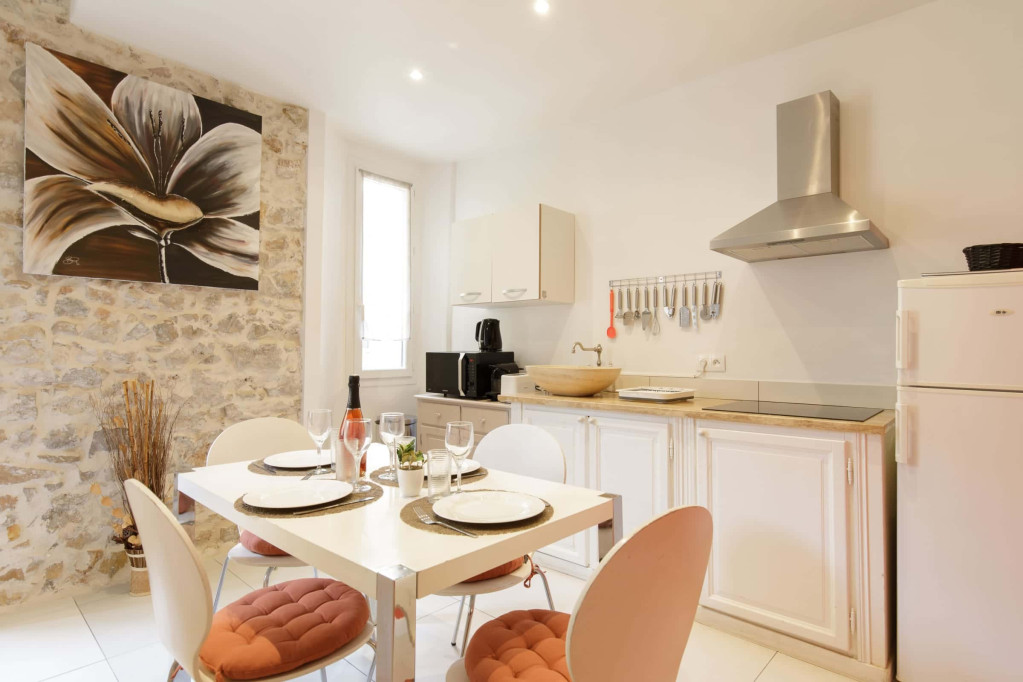 (33c) Charming Mezzanine Studio near Provençal Market AC free parking