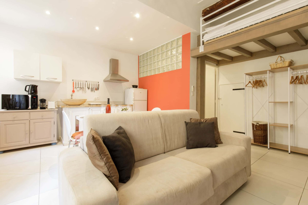 (33c) Charming Mezzanine Studio near Provençal Market AC free parking