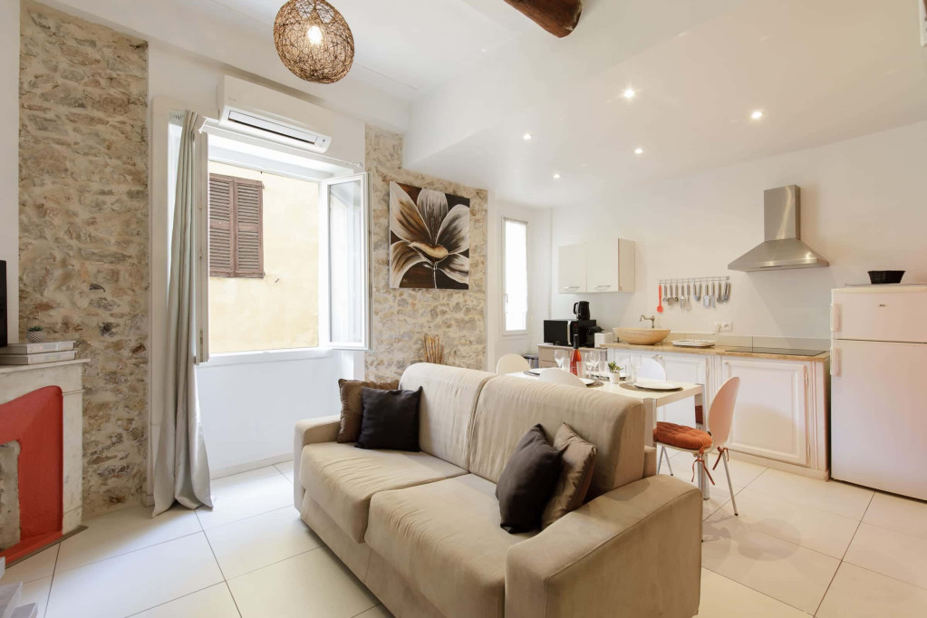 (33c) Charming Mezzanine Studio near Provençal Market AC free parking